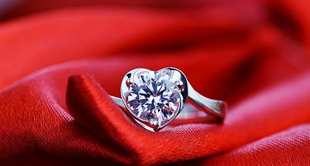 订婚戒指和结婚戒指的戴法和意义分别是什么材质有何不同呢图1