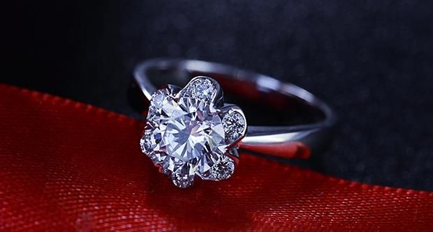 订婚戒指和结婚戒指的戴法和意义分别是什么材质有何不同呢图2