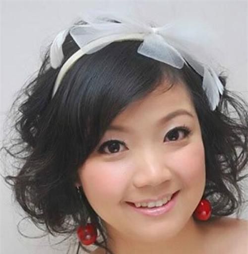 刘海新娘发型，圆脸适合的新娘盘发图3