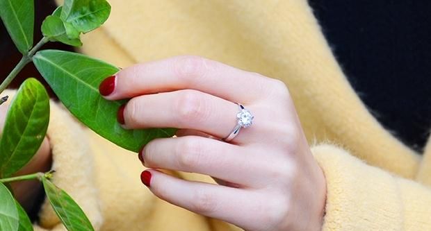 订婚戒指一般戴在哪个手指,订婚戒指和结婚戒指价格多少合适图2