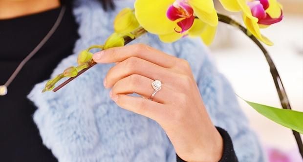 订婚戒指一般戴在哪个手指,订婚戒指和结婚戒指价格多少合适图3