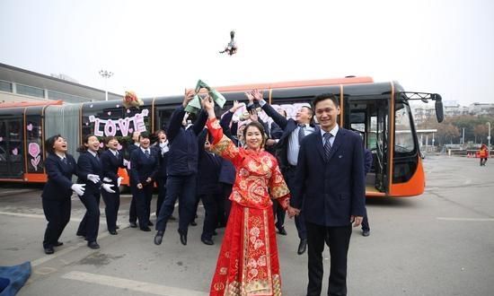 武汉有人把18米长“巨无霸”BRT作婚车，怎么样图1