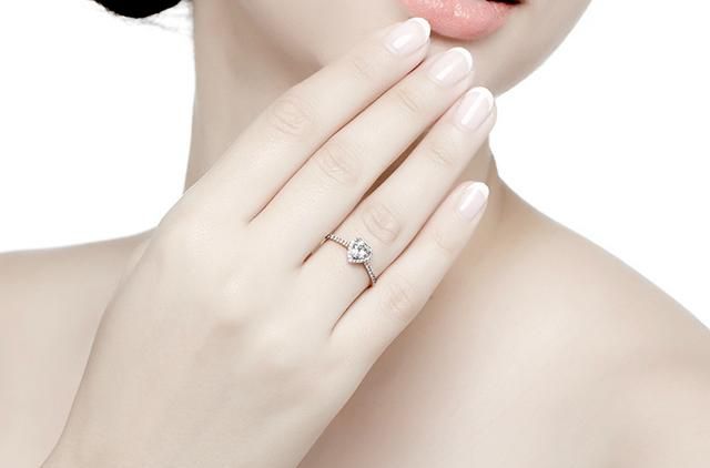 订婚戒指戴在哪一个手指上最好(订婚戒指戴哪个手指有讲究吗)图2