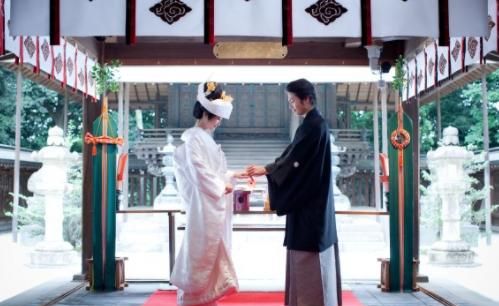 日本古式婚礼是怎样的风俗(日本传统婚礼叫什么)图1