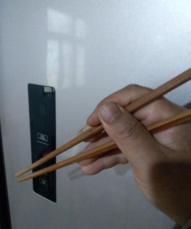 怎么用筷子开啤酒瓶盖(怎么用筷子做一把弓)图1
