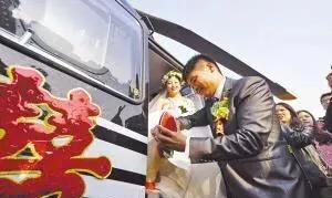 山东男子花10万租直升机接新娘，红地毯铺到村头这事你怎么看农村婚礼图2