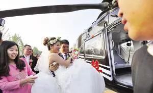山东男子花10万租直升机接新娘，红地毯铺到村头这事你怎么看农村婚礼图8