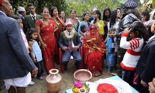 尼泊尔的女人一生嫁三次吗图5