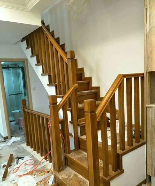 家庭装修是木楼梯扶手好还是不锈钢扶手好呢图2
