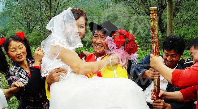武汉结婚有个风俗是:公公抱媳妇进洞房吗图2