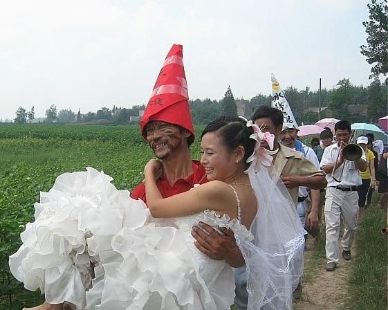 武汉结婚有个风俗是:公公抱媳妇进洞房吗图3