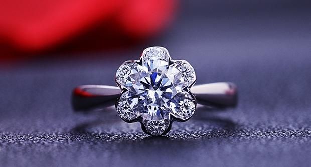结婚戒指怎么戴才是正确的,结婚戒指和订婚戒指有什么区别图1